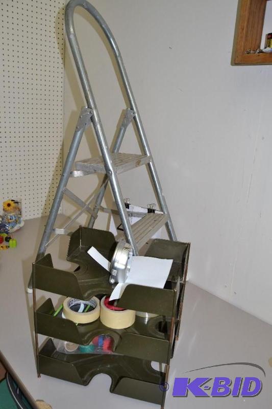 lot 41 image: Stepstool & desk organizer