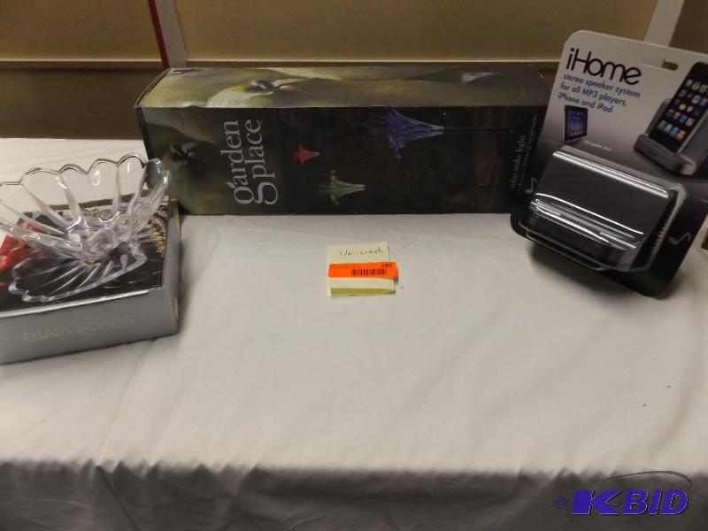 lot 186 image: Ihome Stero Speaker System, heart shaped cand...