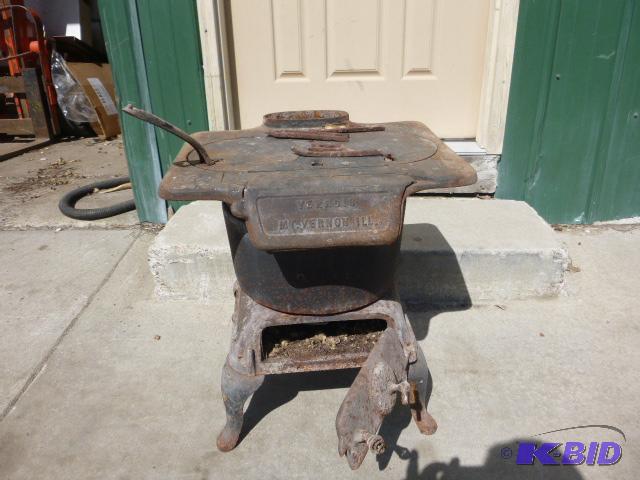 Vintage Vernois Wood Stove With what looks to...