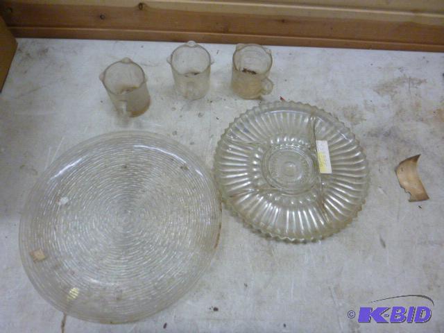 2 Serving Trays and 3 Measuring Cups...