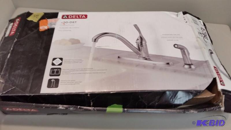 Classic Single-Handle Side Sprayer Kitchen Faucet in Chrome.  Damaged Box.  All there