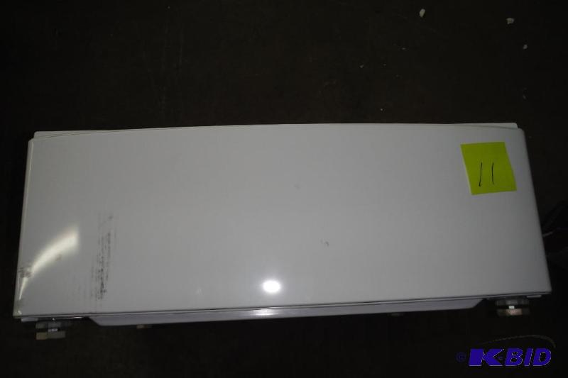 lot 11 image: Samsung WE302NW laundry pedestal, White