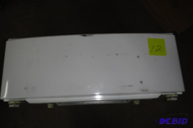 lot 12 image: Samsung WE302NW laundry pedestal, White