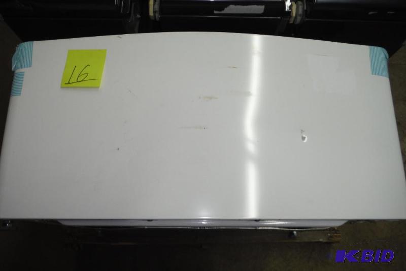 lot 16 image: LG 29 Pedestal with Drawer, White