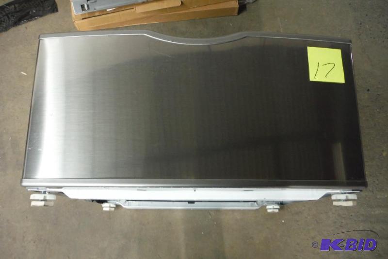 lot 17 image: Samsung WE357A0P 15 Platinum Laundry Pedestal