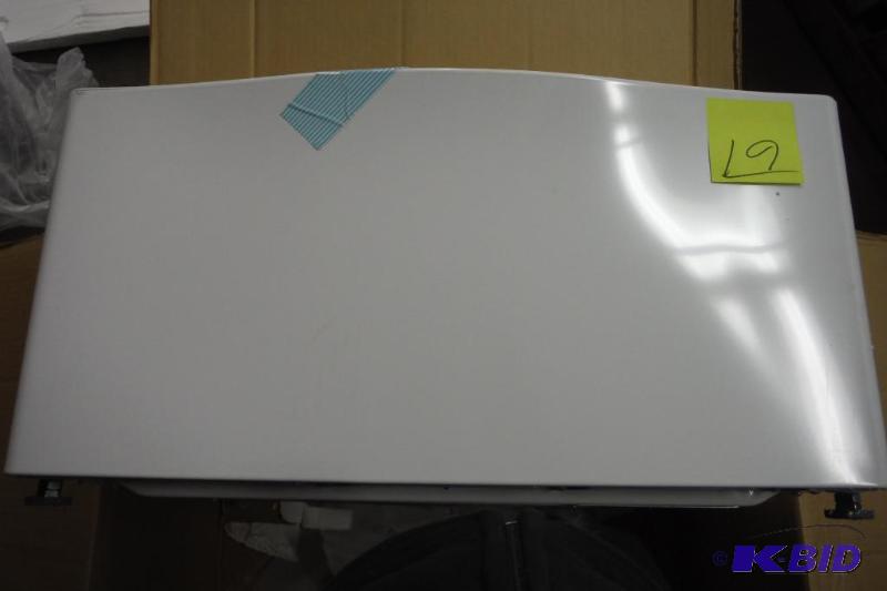 lot 19 image: LG 29 Pedestal with Drawer, White
