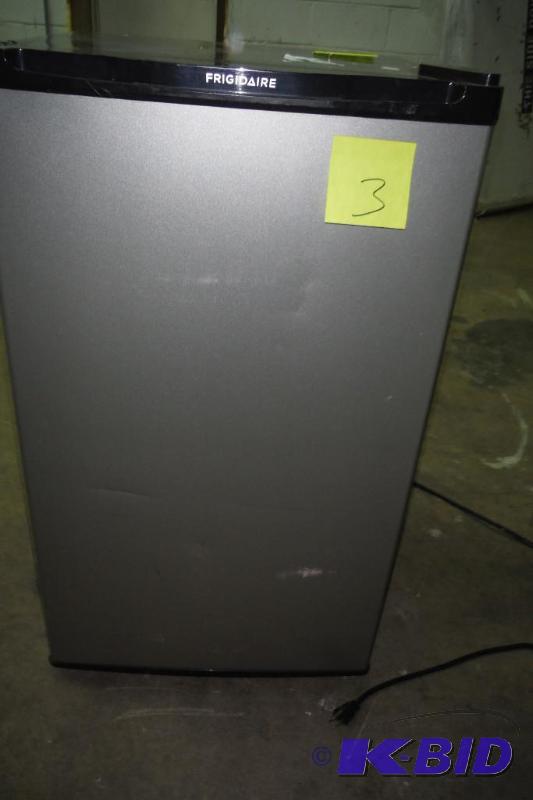 lot 3 image: Frigidaire 3.1 Cu. Ft. Compact Refrigerator - Silver Mist (single door)