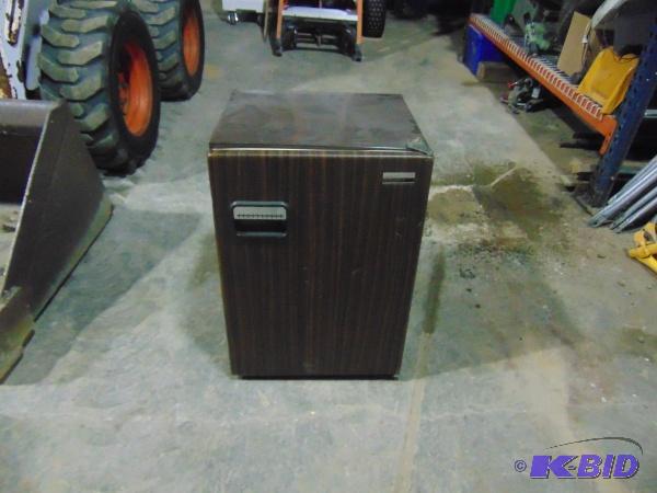 Mini Fridge   Plugged in and works ...