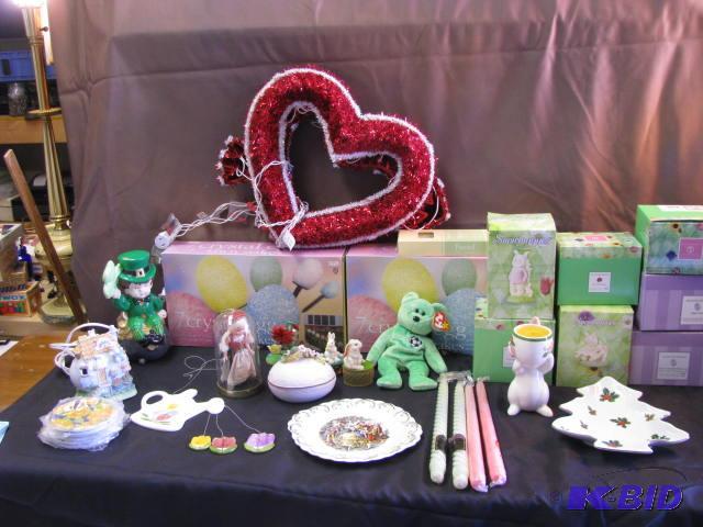 very large&nbsplot of Holiday items all item...