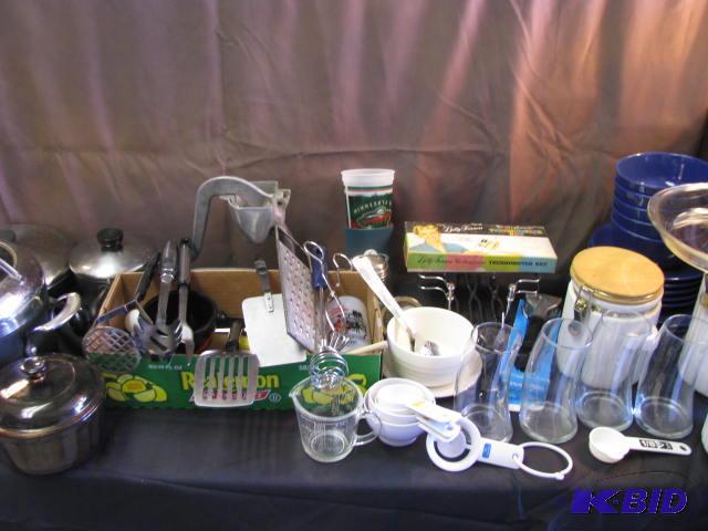 very large lot of kitchen items all items pic...
