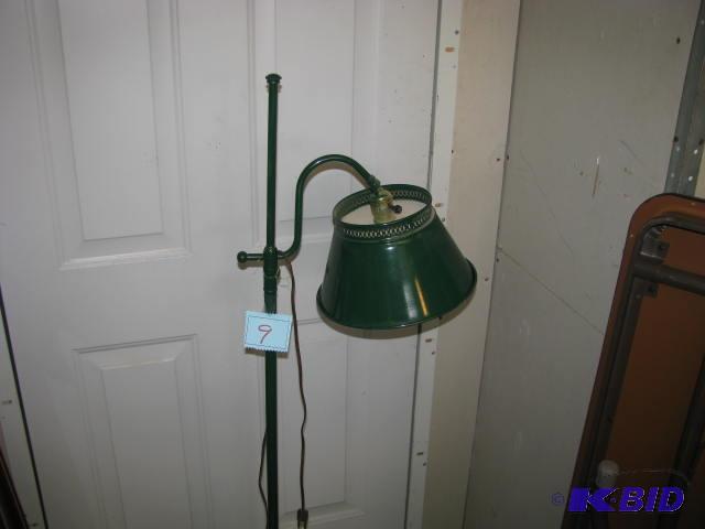 vintage green metal floor lamp does work...