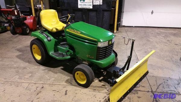 lot 8 image: 2004 John Deere GT235