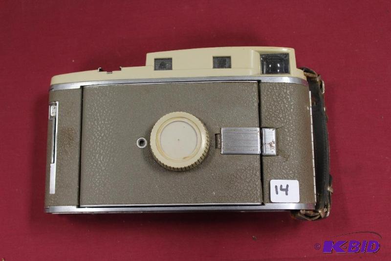lot 14 image: Vintage Polaroid Land Camera