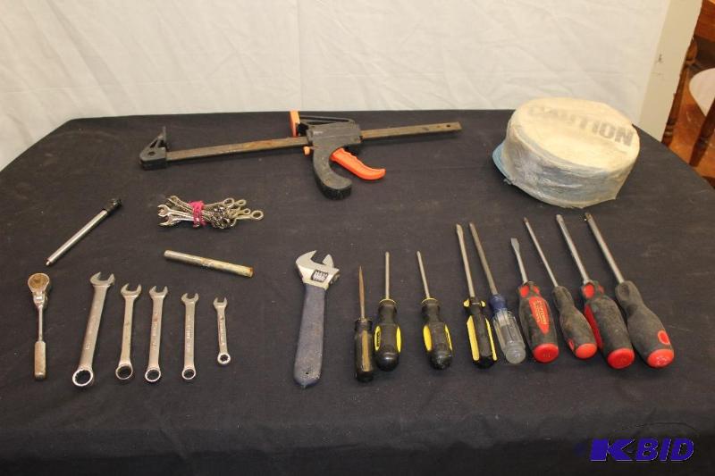 lot 325 image: Lot of Tools ...