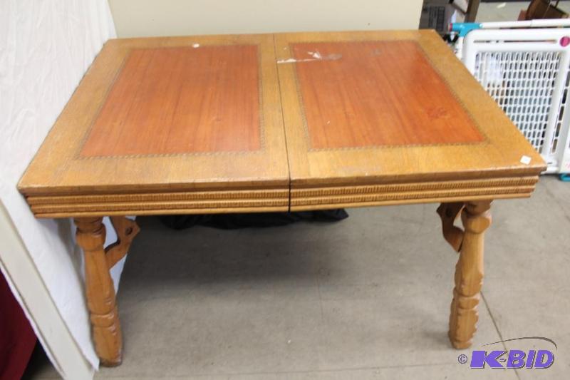 lot 4 image: Vintage Table
