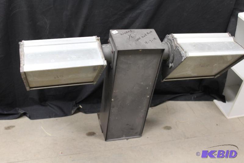 lot 462 image: Parking Lot Light 220v  Tested and needs one ...