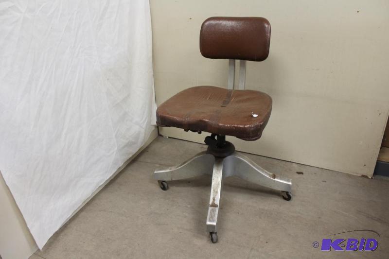 lot 9 image: Vintage Office Chair ...