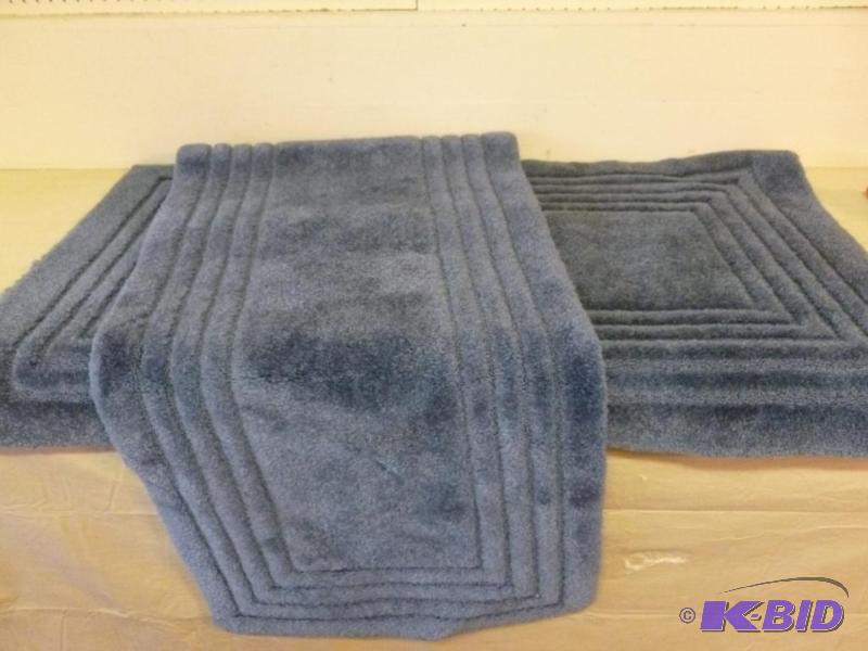 Nice two piece bathroom rug set, blue color t...