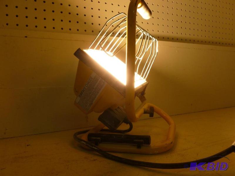 Heavy duty halogen shop light, tested and wor...