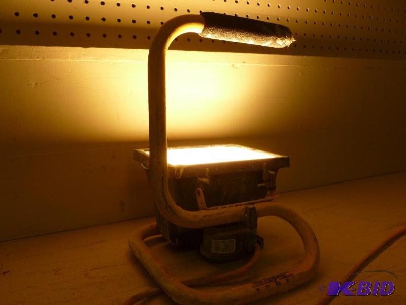 Heavy duty halogen shop light, tested and wor...