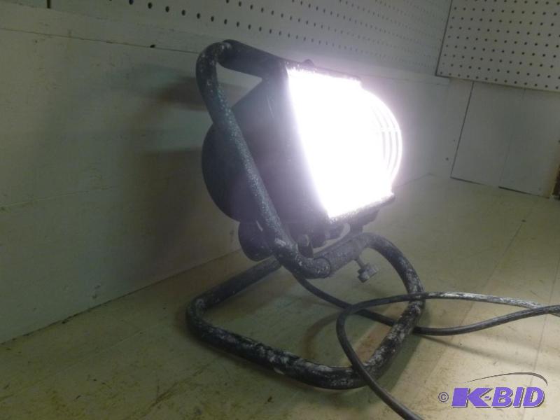 Heavy duty halogen shop light, tested and wor...
