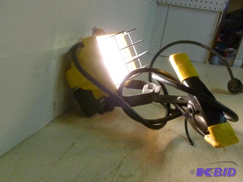 Heavy duty clamp halogen shop light, tested a...