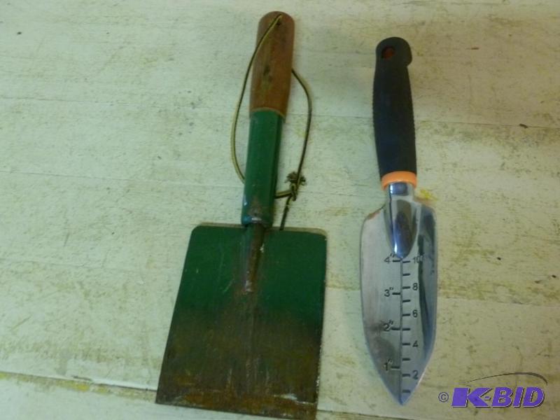 Lot of two heavy duty lawn and garden items t...