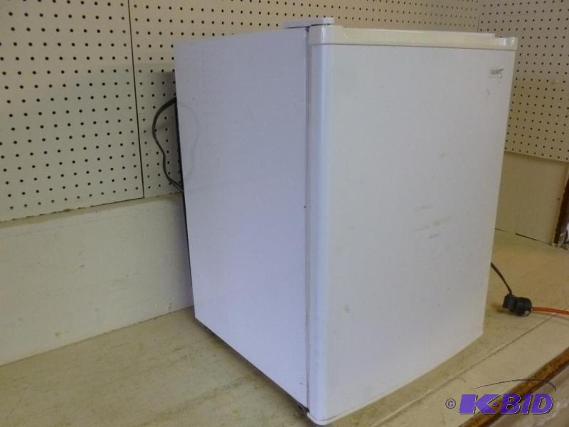 Sanjo dorm room size refrigerator with freeze...