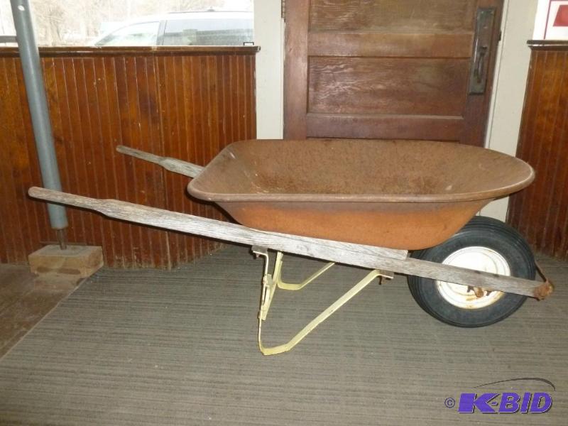 Heavy duty wheel barrow, tire holds air, good...