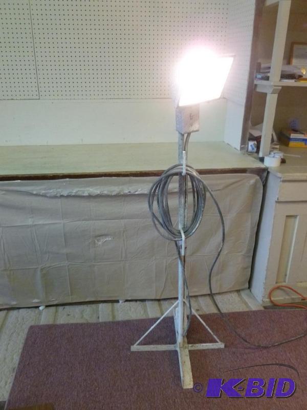 Heavy duty halogen shop light, comes mounted ...
