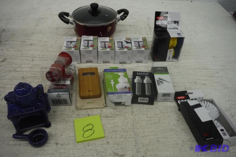 lot 8 image: Lot of 15 Items