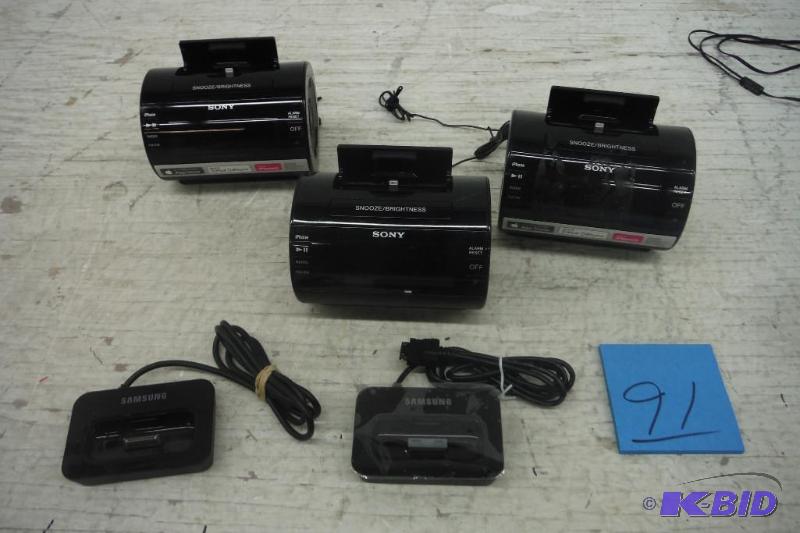 lot 91 image: Lot of misc sony ipod docks (no power cords) and two samsung docks of some sort