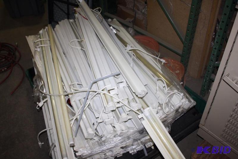 lot 101 image: Lot of (22) Fluorescent Light Fixtures Single Tube wCord 47.5.