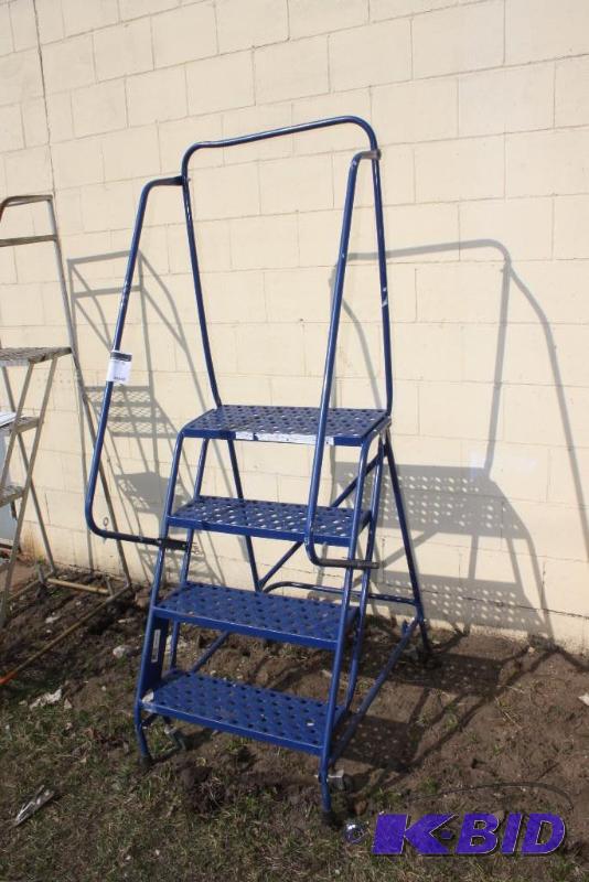 lot 21 image: Louisville Steel Warehouse Ladder 4 Steps wRailing Blue 27 x 36 x 72.