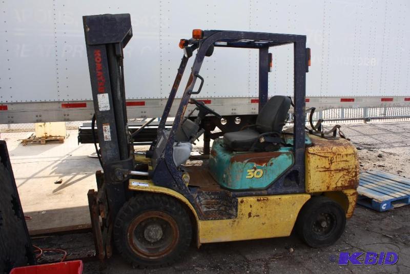 lot 3 image: Komatsu Forklift D-9018010 30 YellowBlack Forklift Attachment Motor Froze.