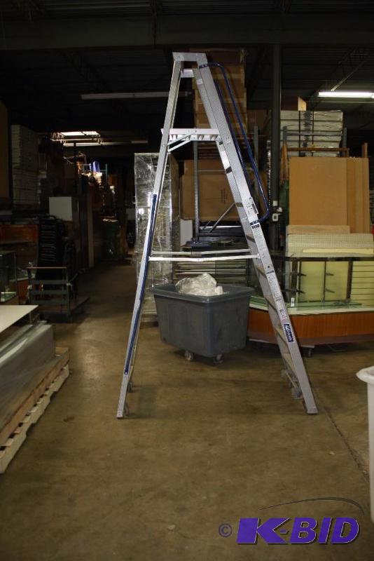 lot 72 image: Metal Ladder wSliding Wheels & Hand Rail 8.