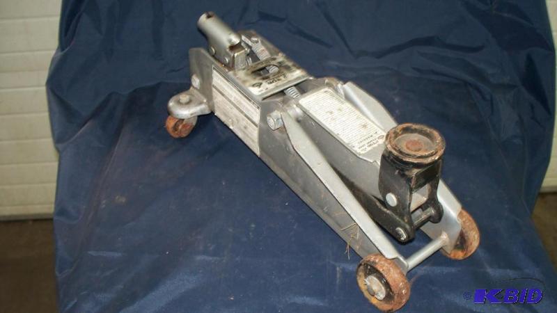 lot 21 image: 4000LB floor jack (works)...