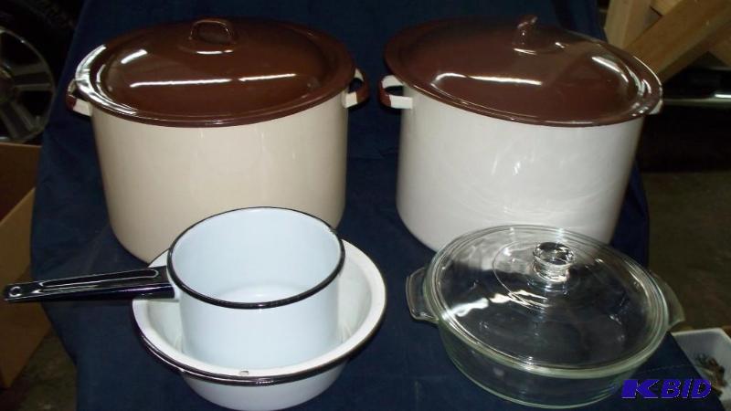lot 7 image: Vintage Porcelain Pots and Pans...