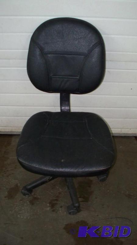 lot 8 image: office chair...