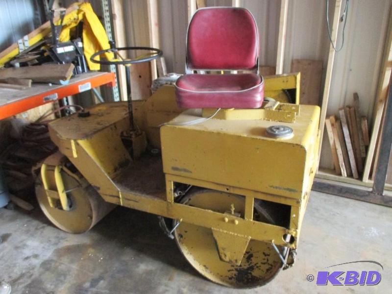 lot 26 image: Ride on asphalt compactor, also used as lawn ...