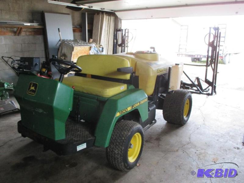 lot 27 image: John Deere 1800 ride on sprayer, 20 foldup b...
