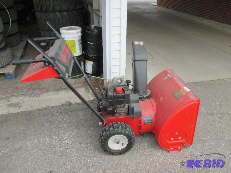 lot 31 image: MTD 524 snowblower, works as it should...