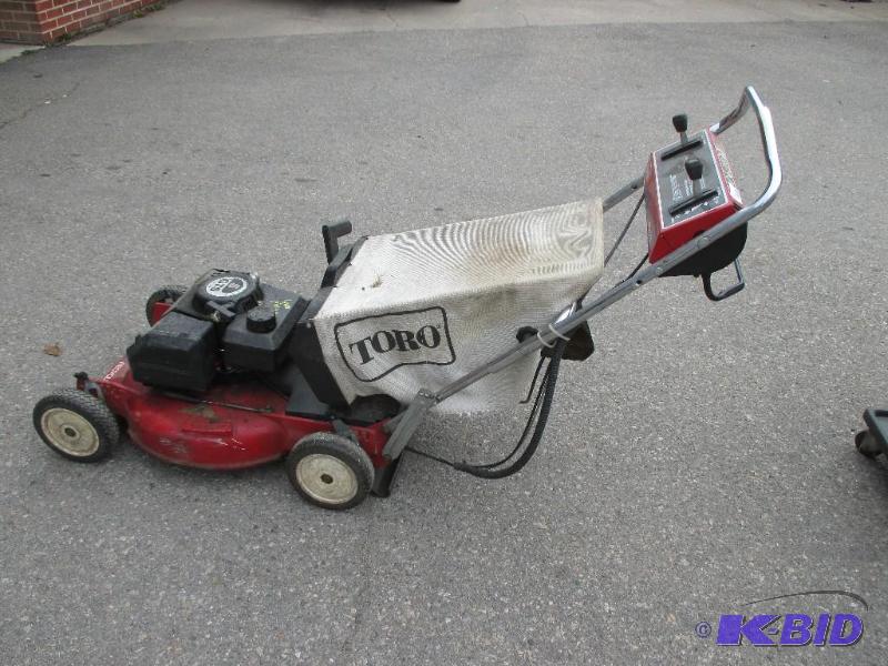 lot 37 image: Toro push mower with bagger...