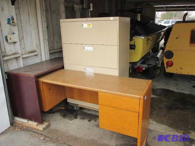 lot 43 image: 2 desks and a file cabinet...