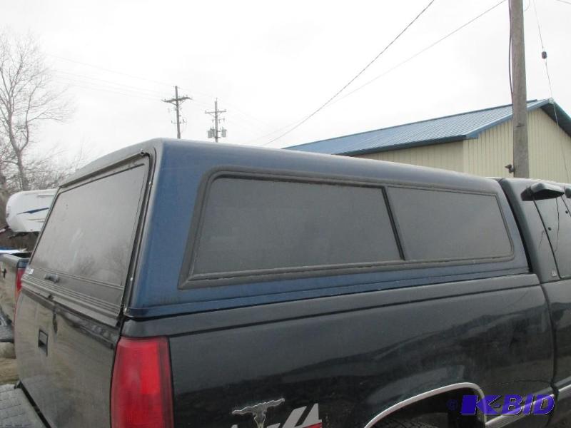 lot 66 image: Short box chevy topper, blue in color...