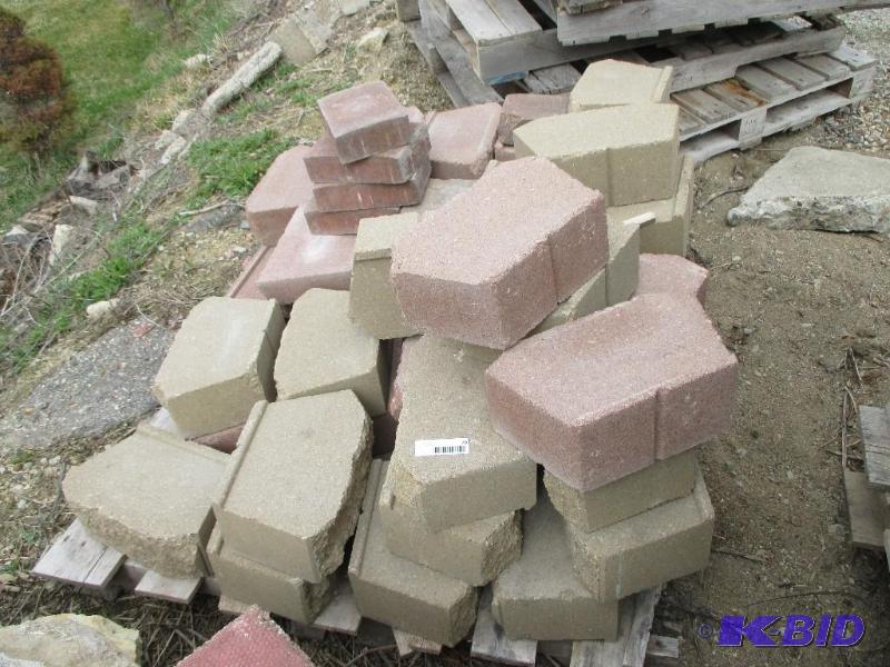lot 70 image: Pallet of retaining blocks...