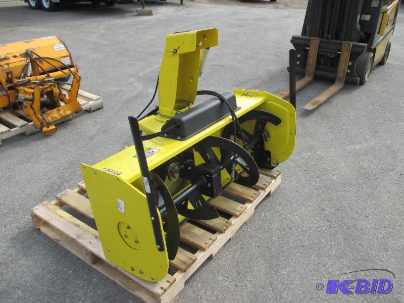 lot 8 image: John Deere 47 snowblower, like new condition,...