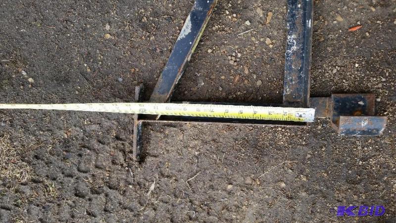 lot 83 image: 10 quantity 12 inch outriggers for scaffoldin...