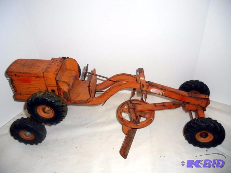 lot 10 image: Vintage Doepke Toy Pressed Steel Orange Road Grader Construction