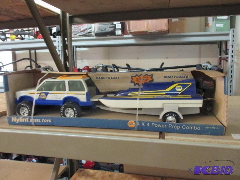 lot 17 image: NIB Napa 4 x 4 Combo...